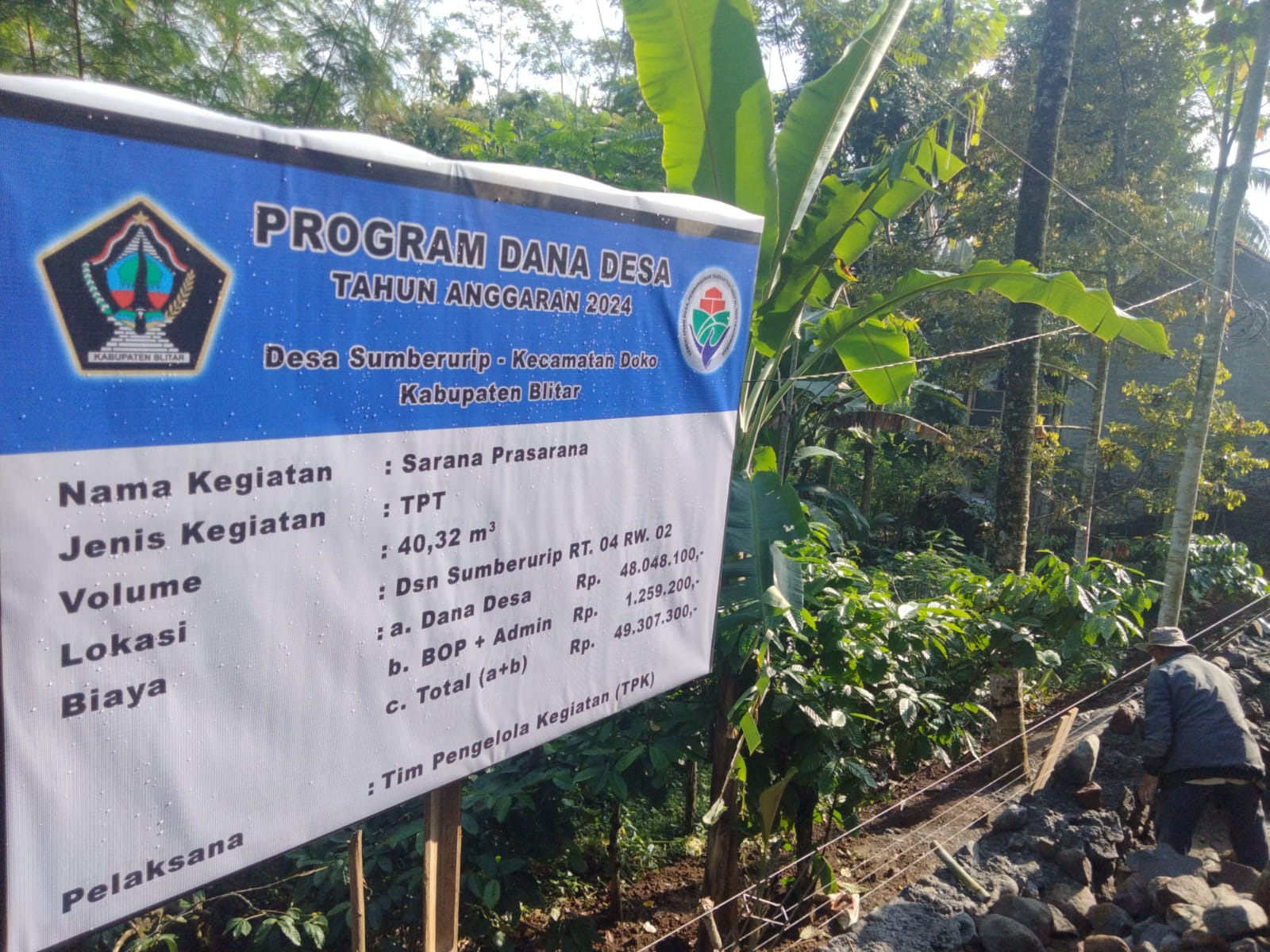 Gotong Royong Bersihkan Lingkungan Desa